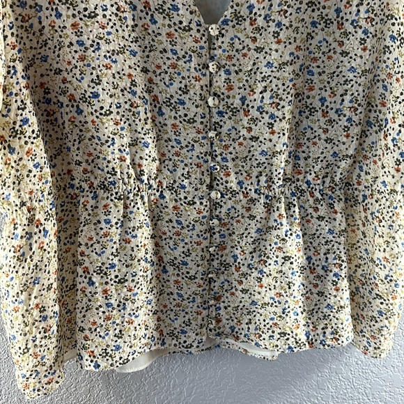 Madewell Silk V-Neck Peplum Popover Top in Fieldwalk Floral - Picture 5 of 11